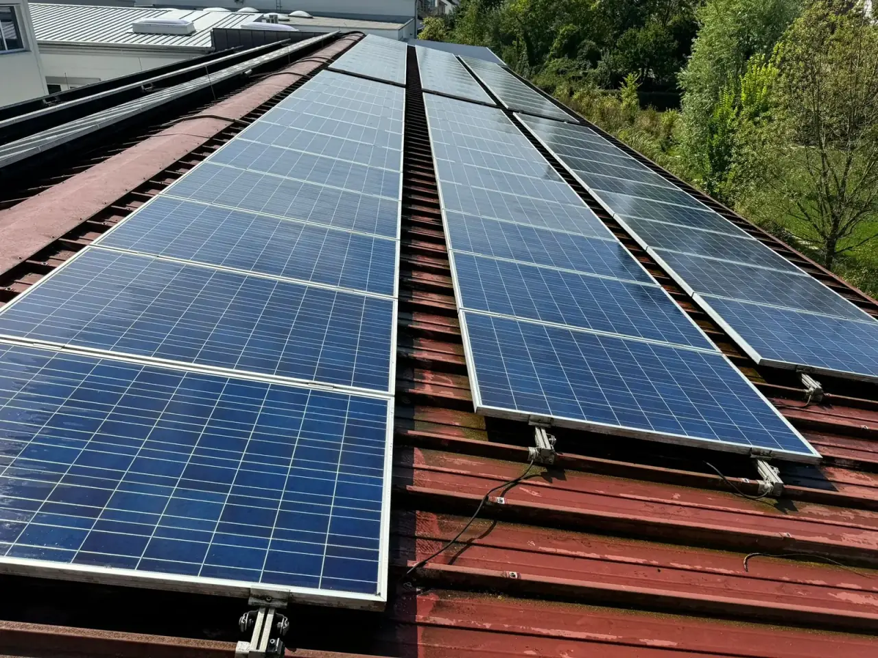 Beispielbild: Reinigung von Photovoltaikmodulen